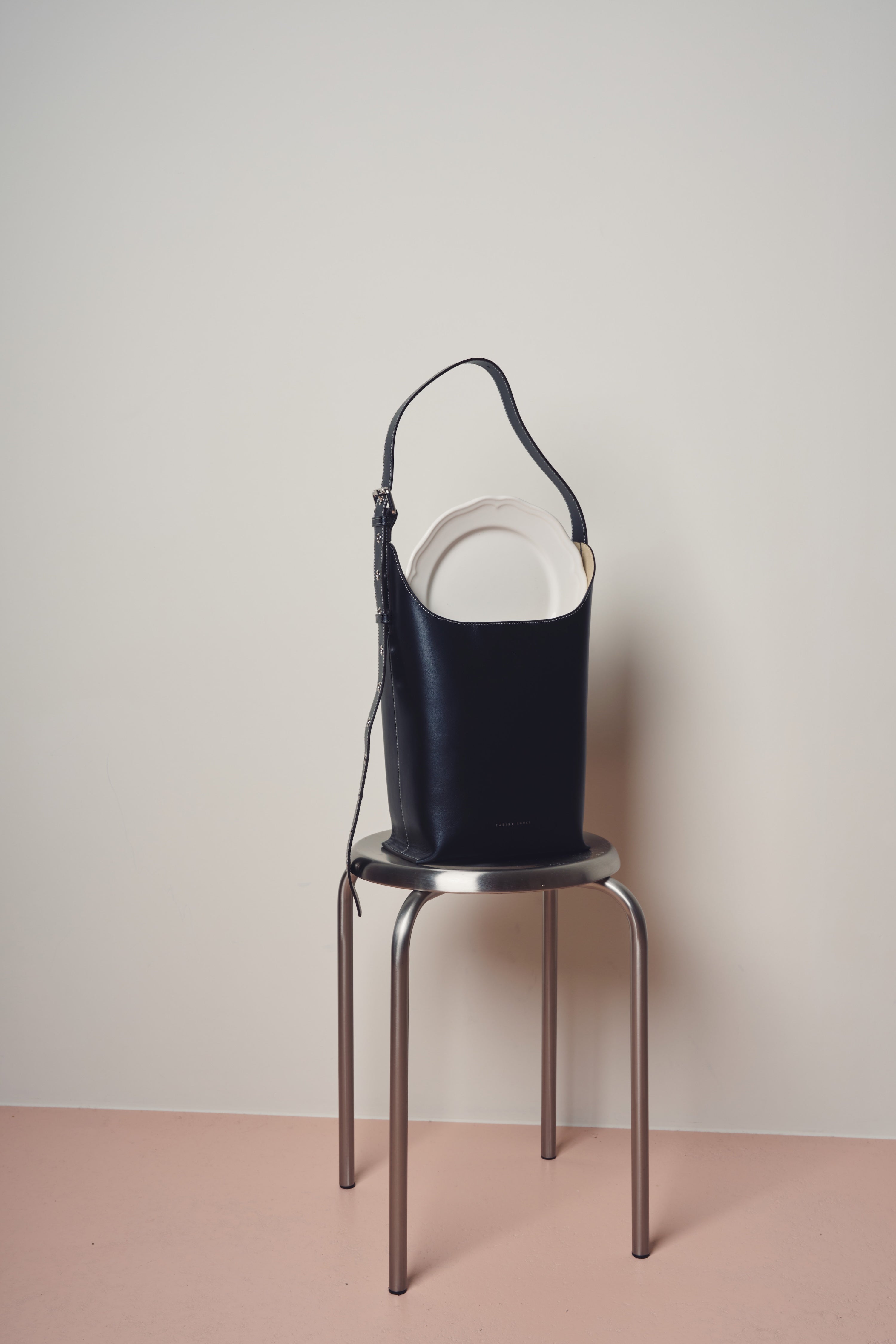 LIZ BUCKET BLACK